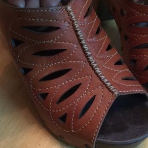 Dansko flower burnt orange rust sandal heel 38 7 7.5 color lighter then appears